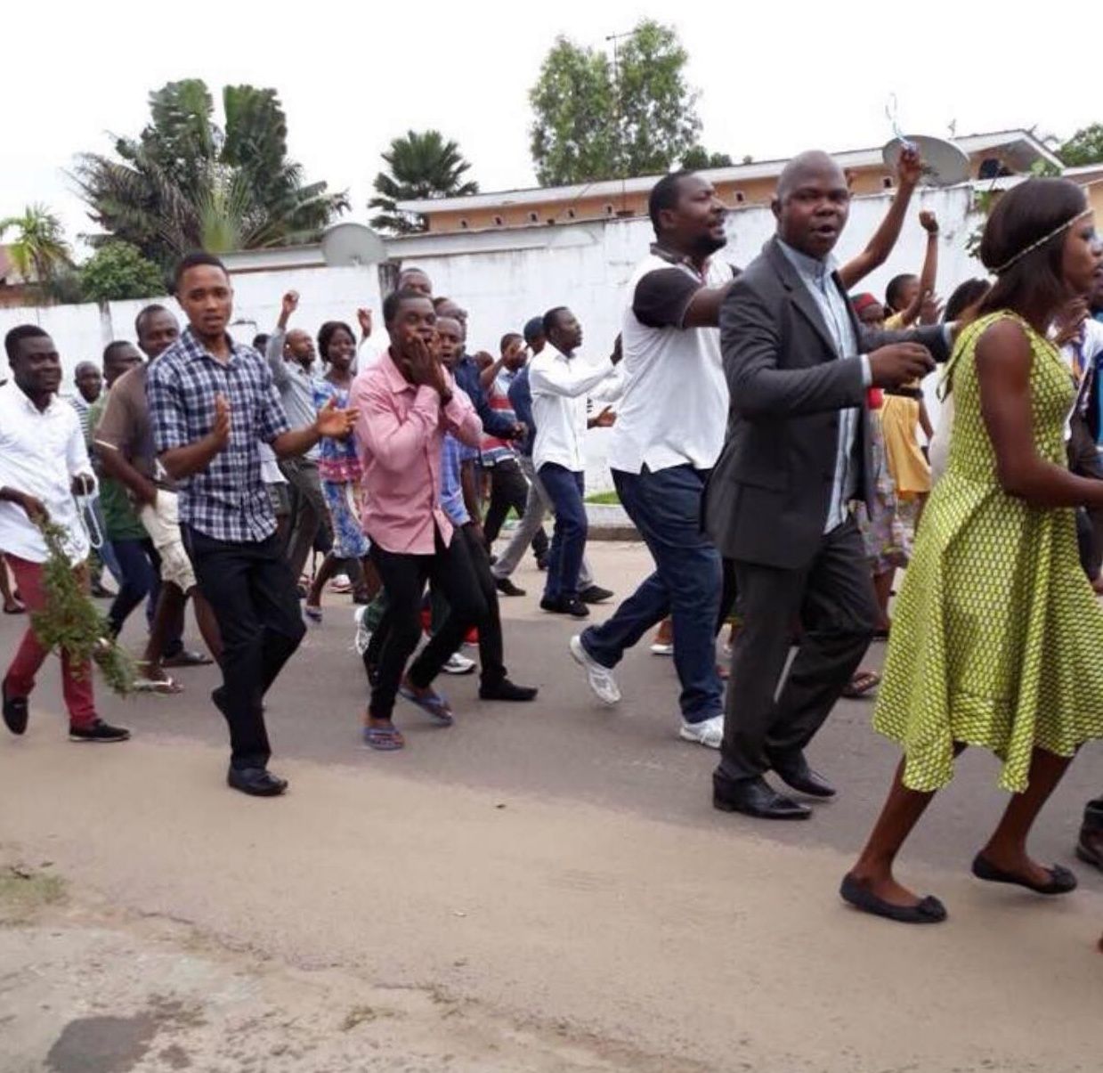 Des fidèles manifestants au sortir d'une église de Matete