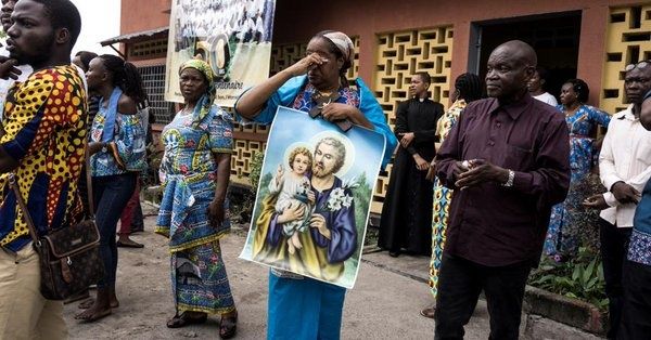 Des fidèles devant l'église St-Joseph