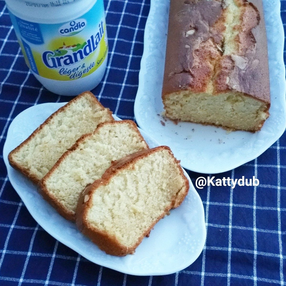 Gâteau au lait chaud et éclats d'amandes