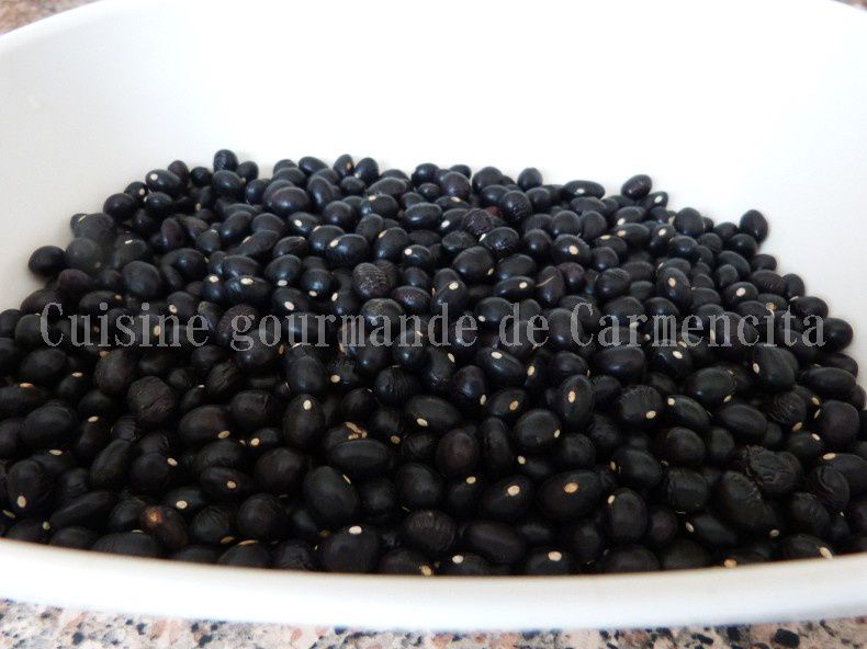 Haricots noirs ((Frijoles negros) à la saucisse toulousaine et saucisse Morteau 