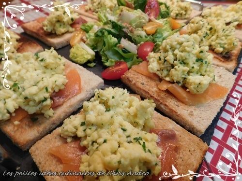 Toasts saumon fumé et oeufs brouillés