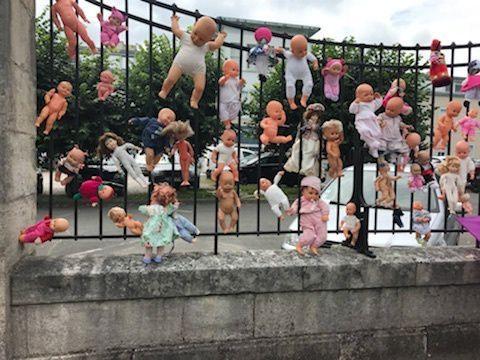 Jeudi 14 juin : l'image est forte, plus de 400 poupons sont accrochés aux grilles de l'hôpital de Vierzon pour symboliser les presque 500 naissances à la maternité vierzonnaise.