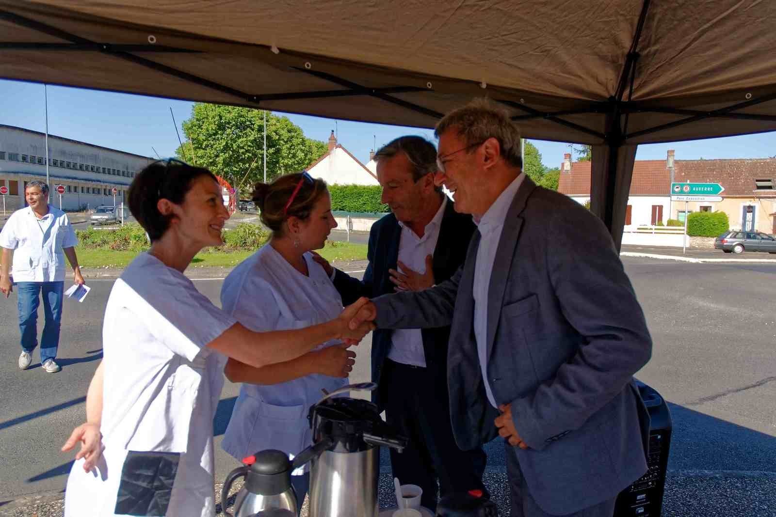 Hôpital : le député Philippe Vigier à la rencontre des grévistes