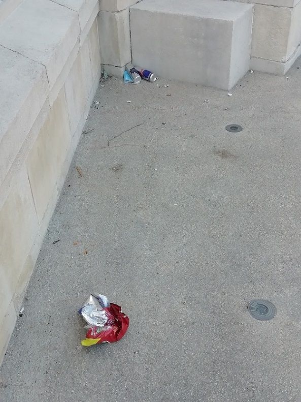 4) Vive le tourisme à Vierzon : le square Lucien-Beaufrère n'est pas une décharge !