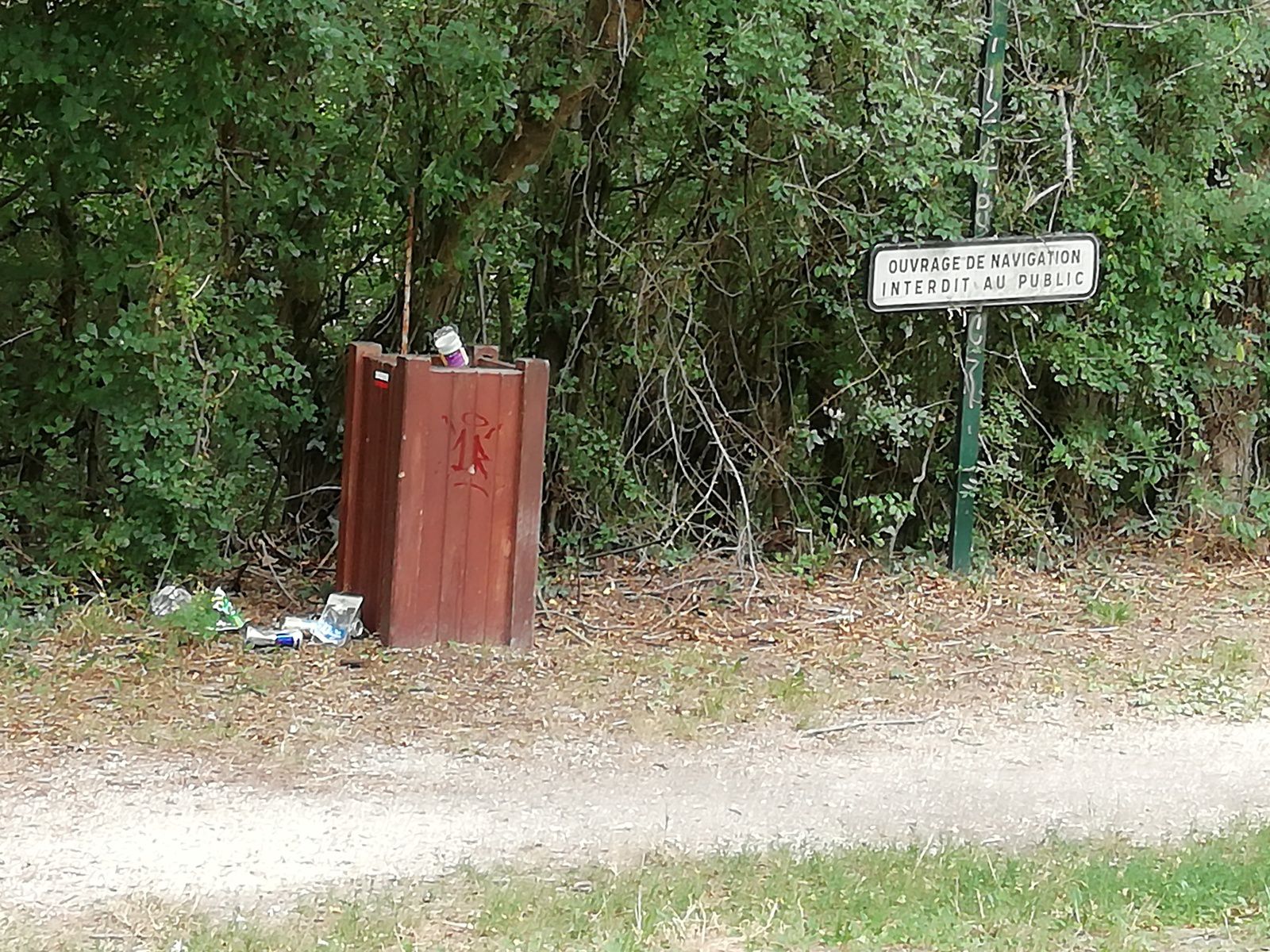Vive le tourisme à Vierzon : pas d'eau dans le canal mais des ordures ah oui !