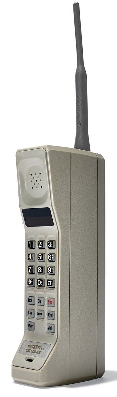 Le tout premier téléphone portable mobile au monde, le Motorola Dynatac  8000X dit BRICK PHONE. Bon anniversaire avril 1973 - Histoire et évolution  des téléphones mobiles portatifs. Collection de téléphones vintages ...