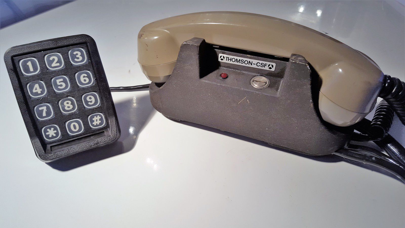 Téléphone de voiture Thomson CSF des années 1973 à 1986. - Histoire et  évolution des téléphones mobiles portatifs. Collection de téléphones  vintages