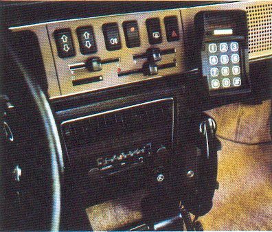 Téléphone de voiture Thomson CSF des années 1973 à 1986. - Histoire et  évolution des téléphones mobiles portatifs. Collection de téléphones  vintages