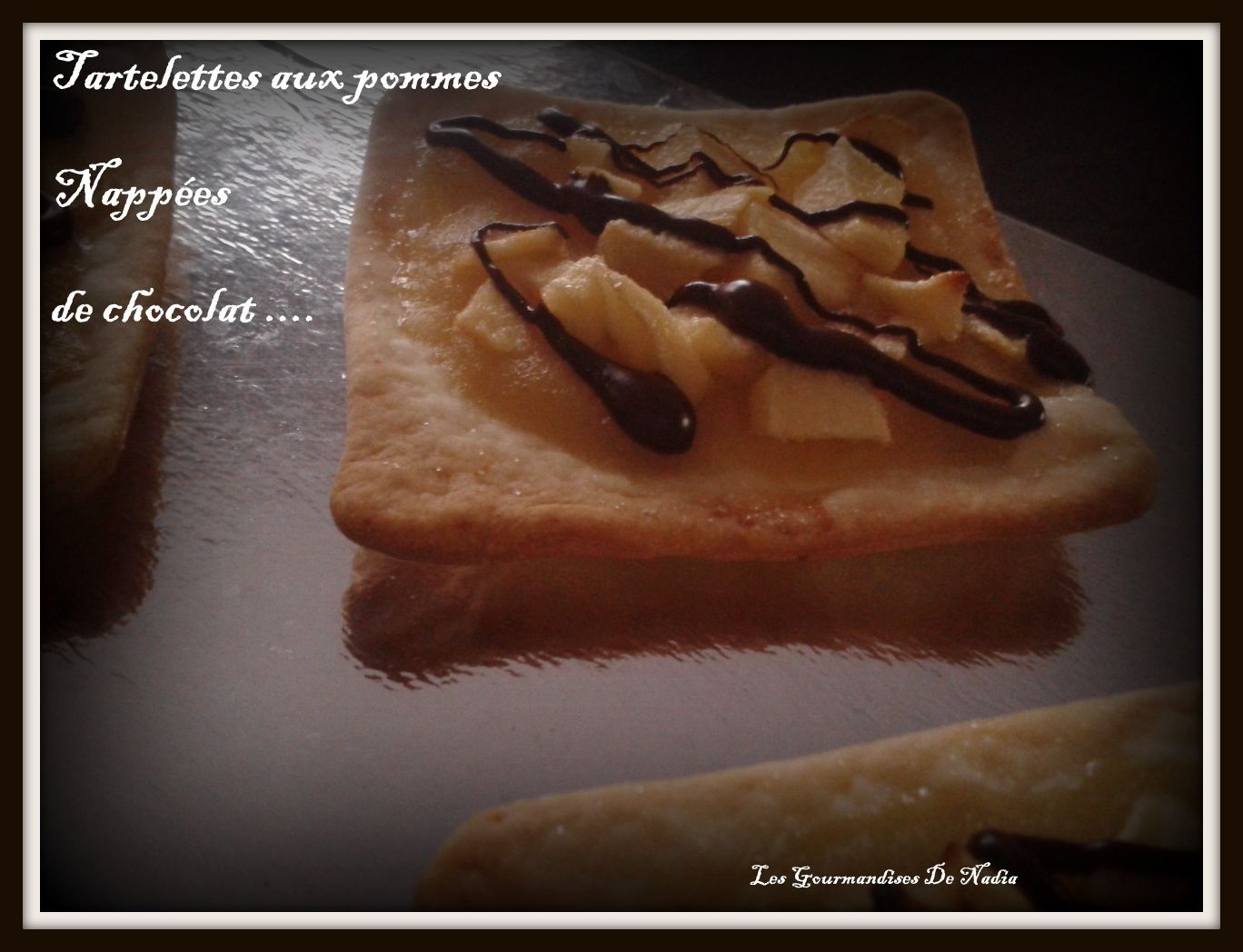 TARTELETTES AUX POMMES NAPPEES DE CHOCOLAT