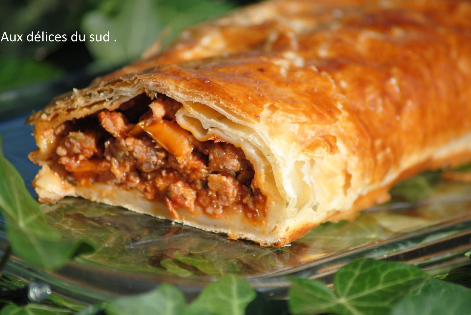 Roulé feuilleté de viande hachée au fromage frais aux herbes . - Aux  délices du sud .