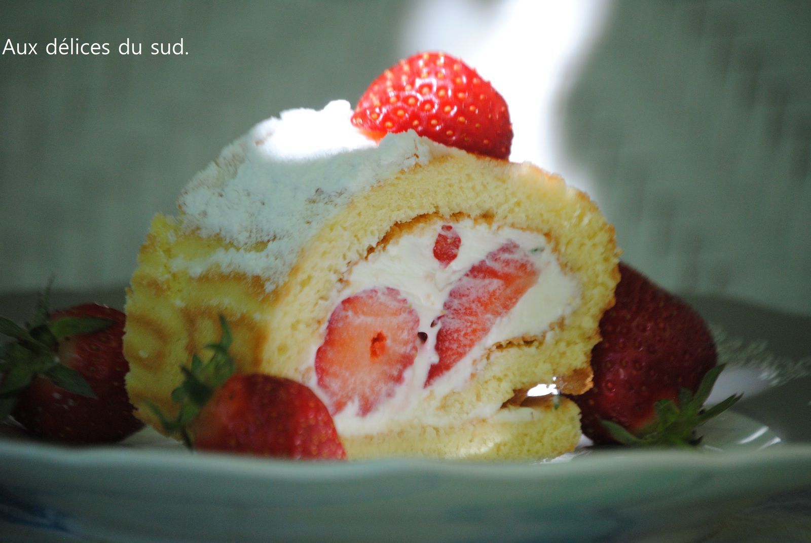 Gâteau roulé au mascarpone et aux fraises . 