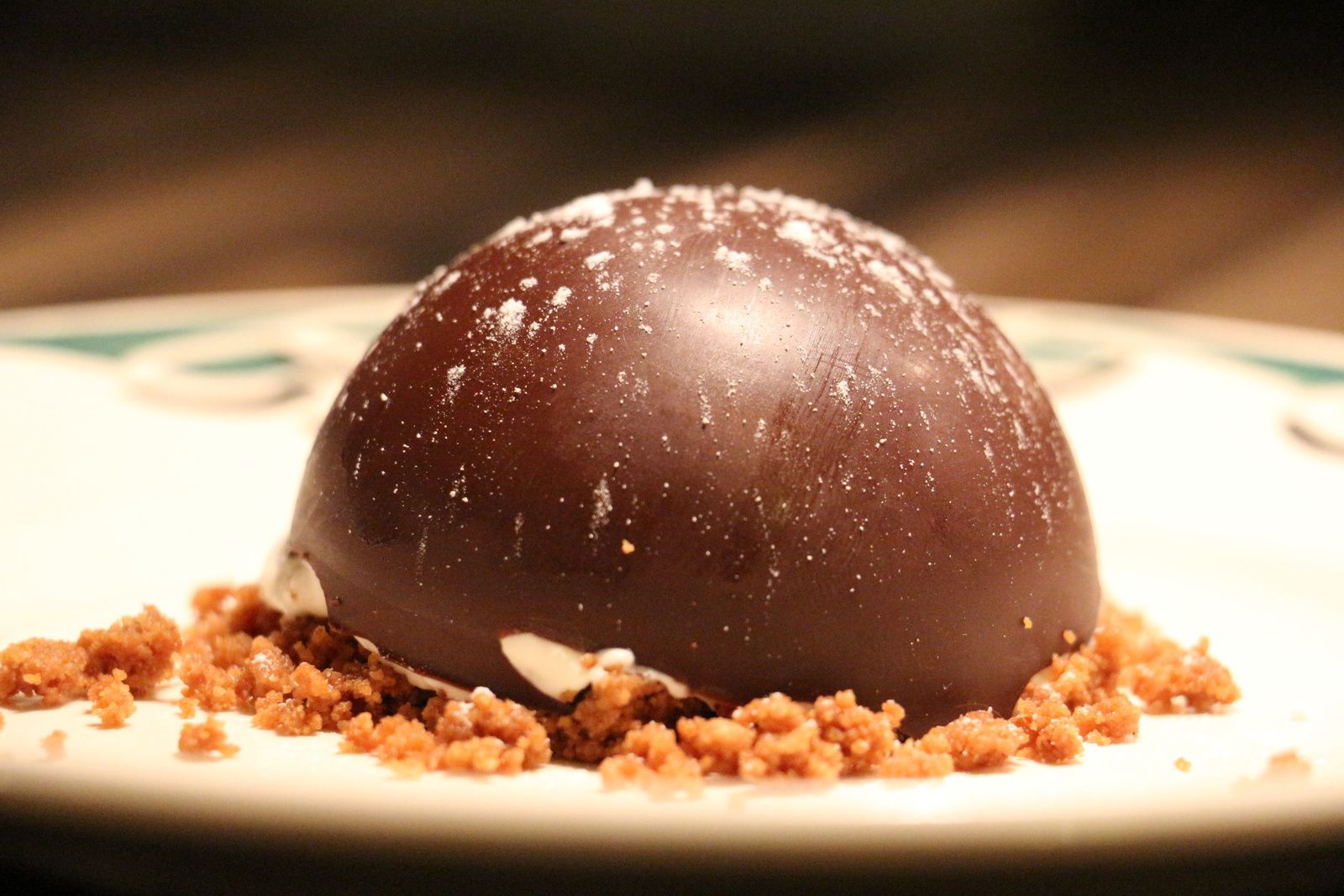 Demi -sphère au chocolat, mousse de poires et croustillant speculoos -  AnneSoGood