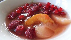 Soupe de pêches aux fruits rouges