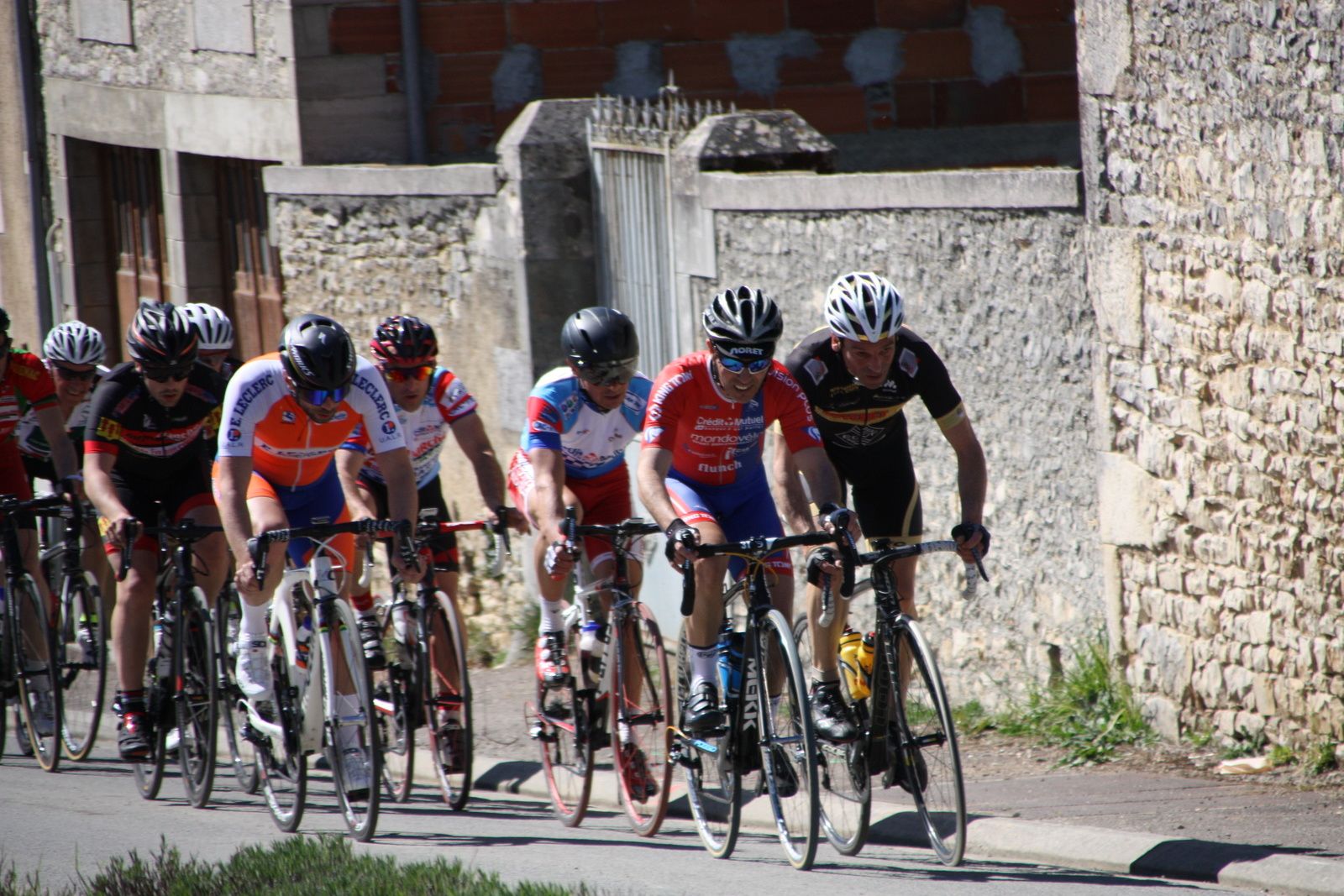 De nombreuses accélérations avec PERROCHEAU qui méne le 1er groupe