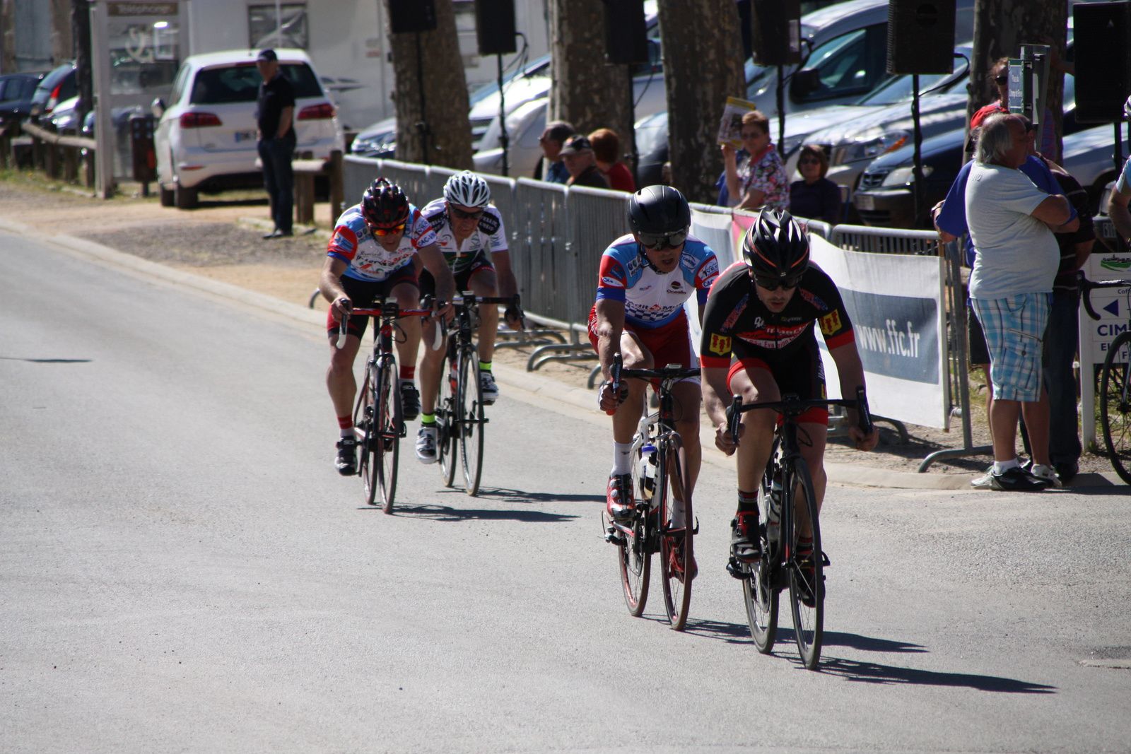 Le groupe s'est cassé en deux , ils sont 4 à l'avant il reste 1 tour