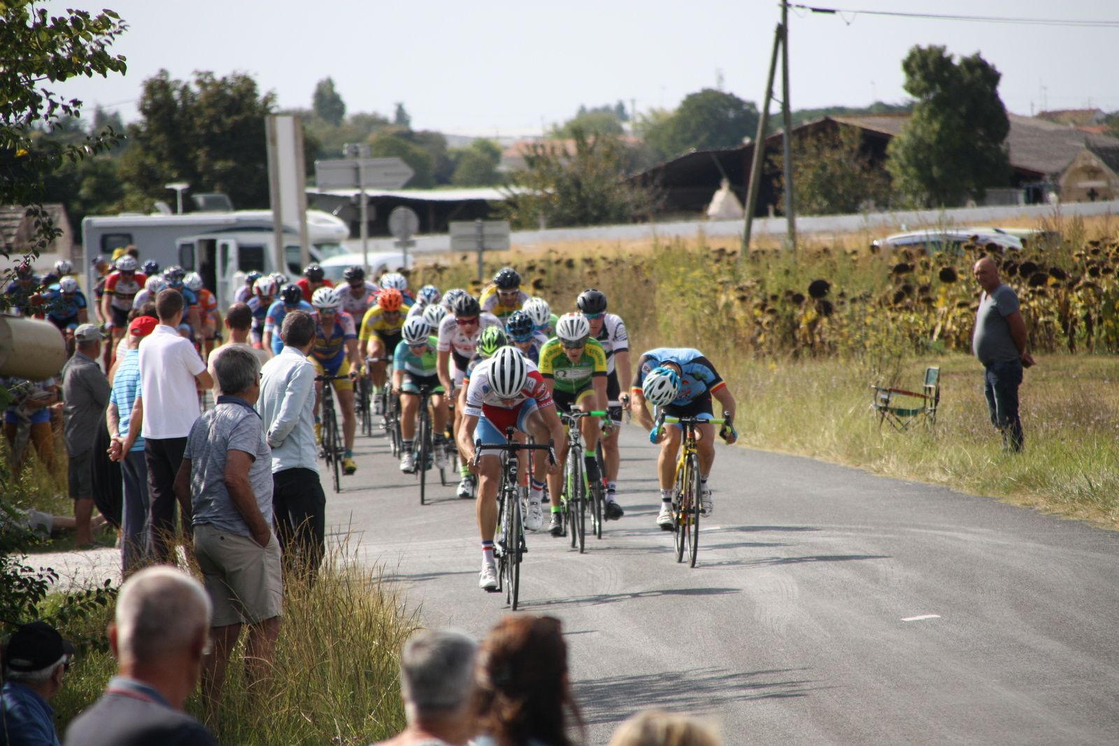 L'inconnu du CC St Agnant poursuit son effort et creuse l'écart avec le peloton emmené par Sylvain BELLAYER et Cyril MORAND