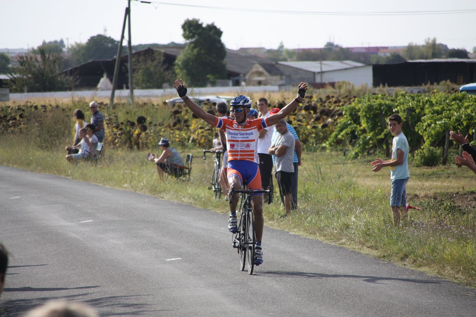 L'arrivée et la victoire en solitaire pour le coureur SC Nord Blayais Patrick SAURA