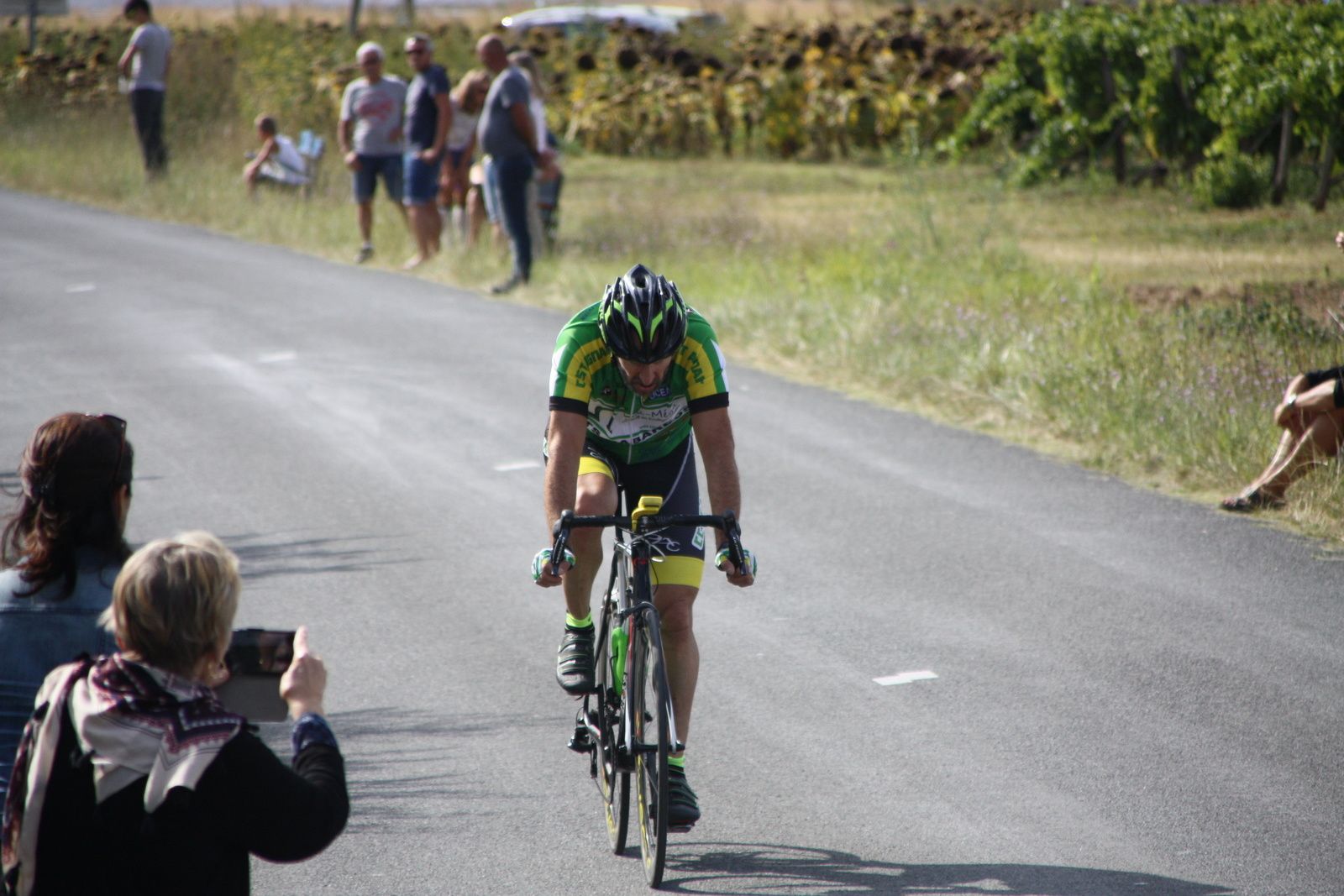 Le coureur du CC St Agnant voit l'écart se réduire avec le peloton emmené par Christophe VEILLON, Jérome BERTRAND et Guillaume VIVIER