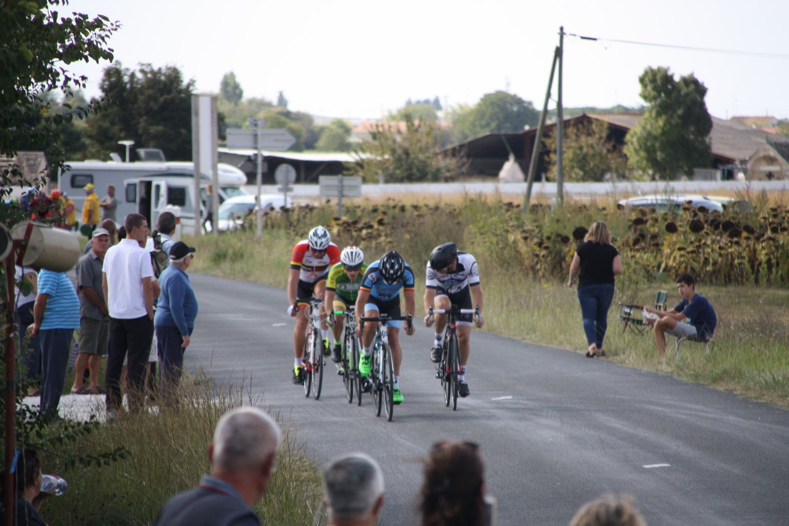 Dés le départ un coureur est sortit seul