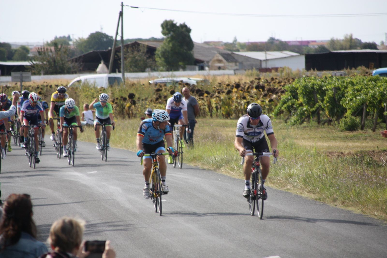 L'écart se réduit encore, mais superbe performance de ce coureur, dans le peloton Jérome BERTRAND, Cyril MORAND, Sophie ALMEIDA et Anais MORICHON semblent les plus actifs.