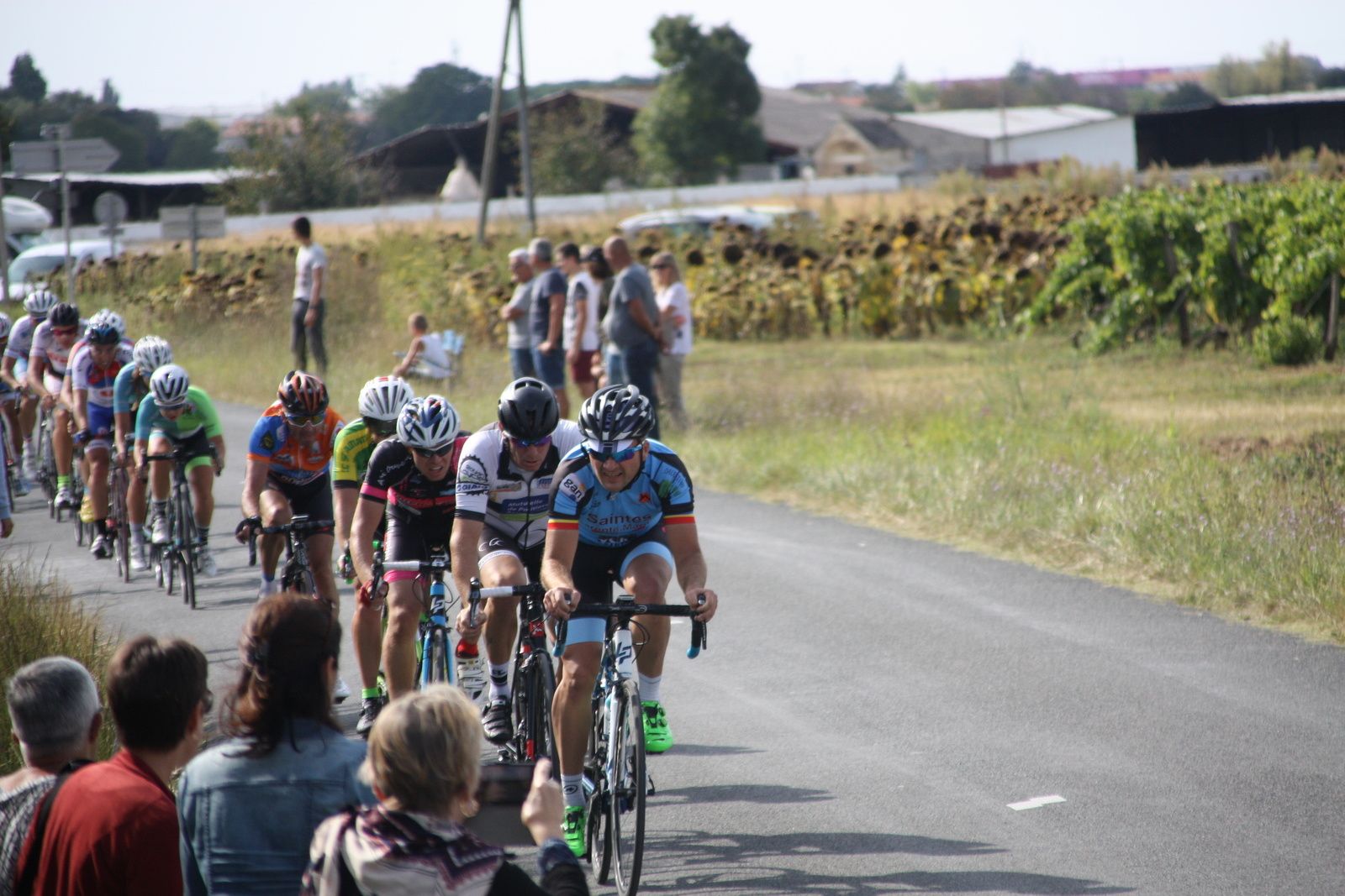 Le coureur du CC St Agnant voit l'écart se réduire avec le peloton emmené par Christophe VEILLON, Jérome BERTRAND et Guillaume VIVIER