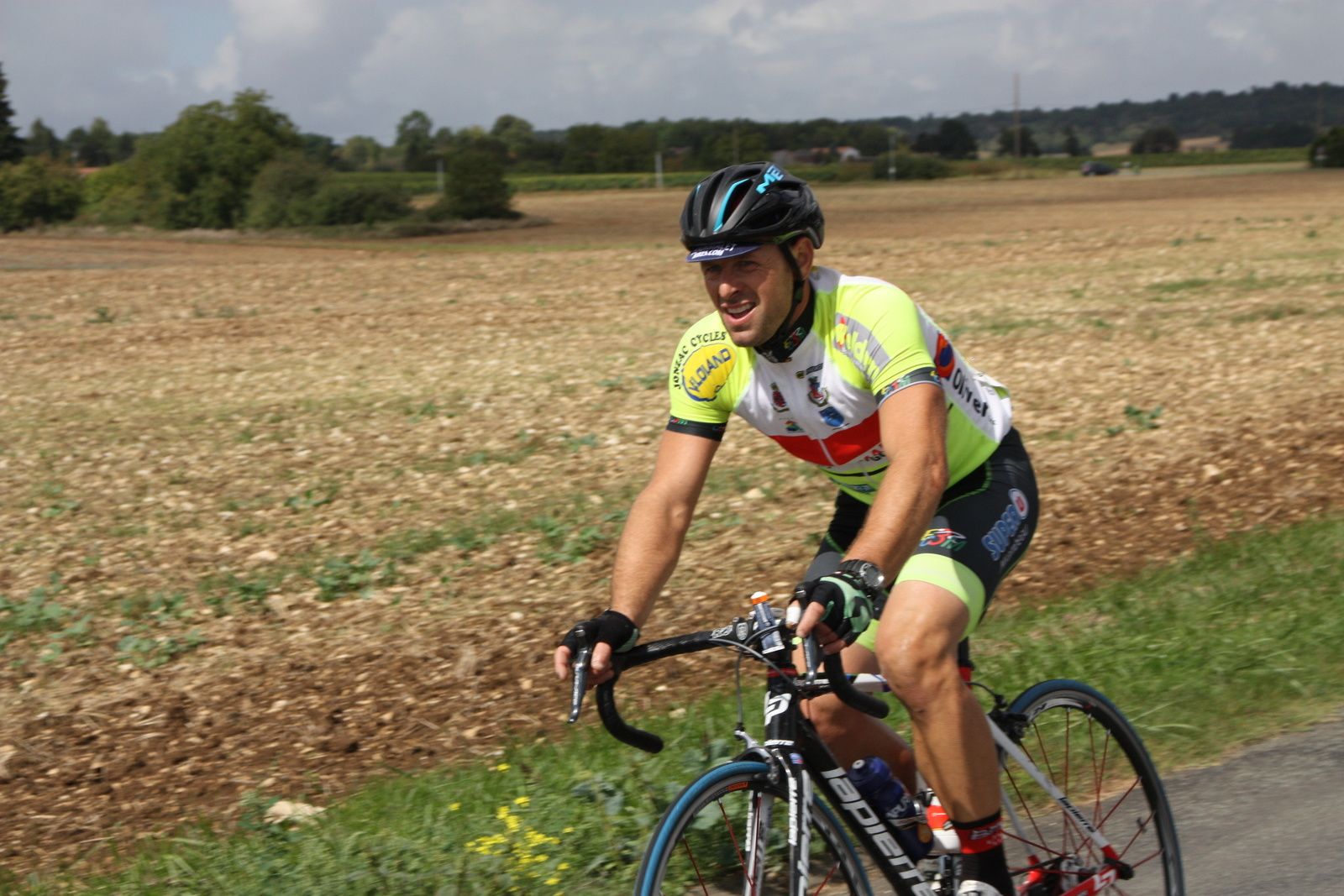 Sébastien DILLERIN vient de se détacher, il est pris en chasse par Ghislain GAILLARD.