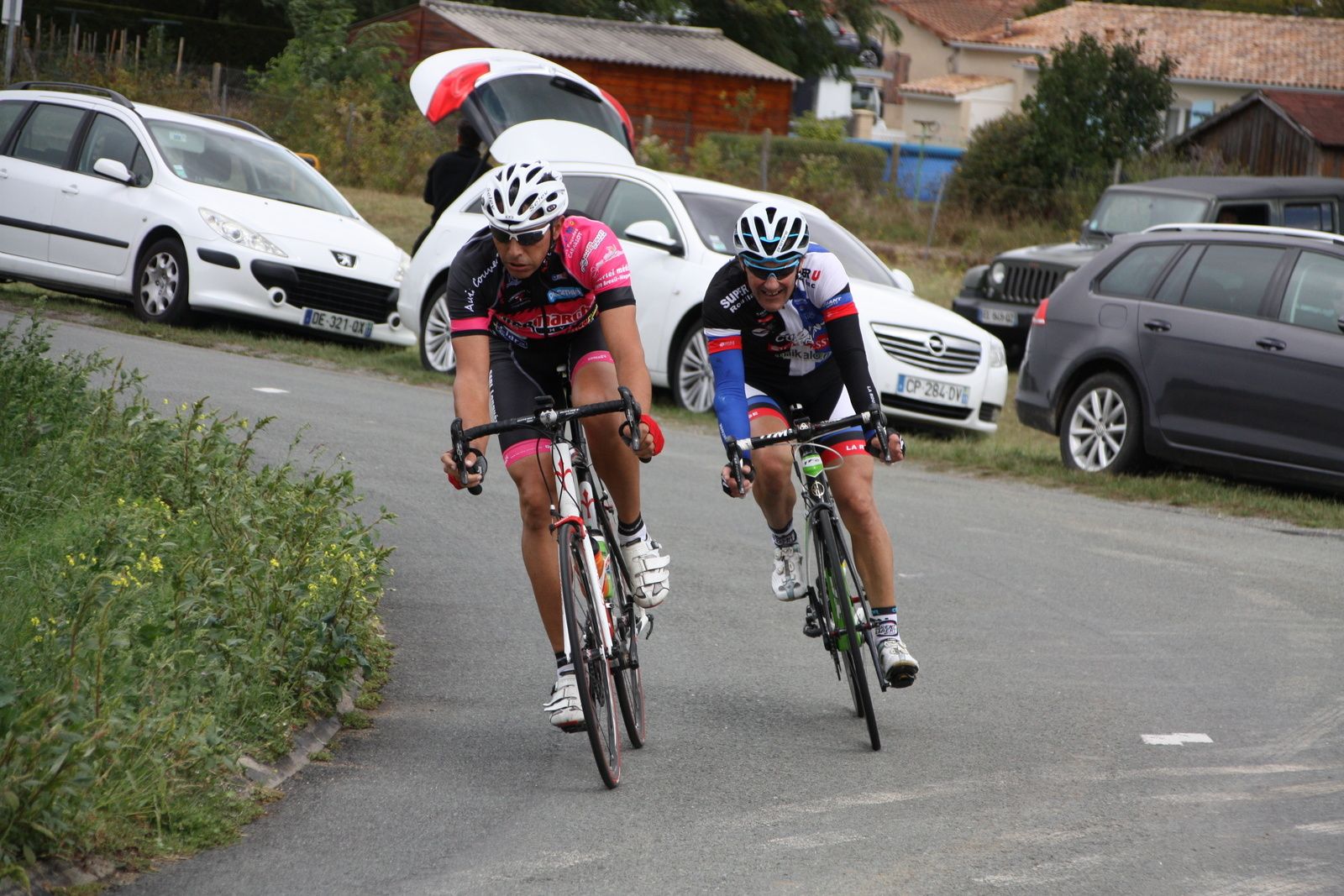 Le coureur de l'EC 3M est maintenant pris en chasse par Jean-Yves MICHAUD et Christophe DAVIAUD