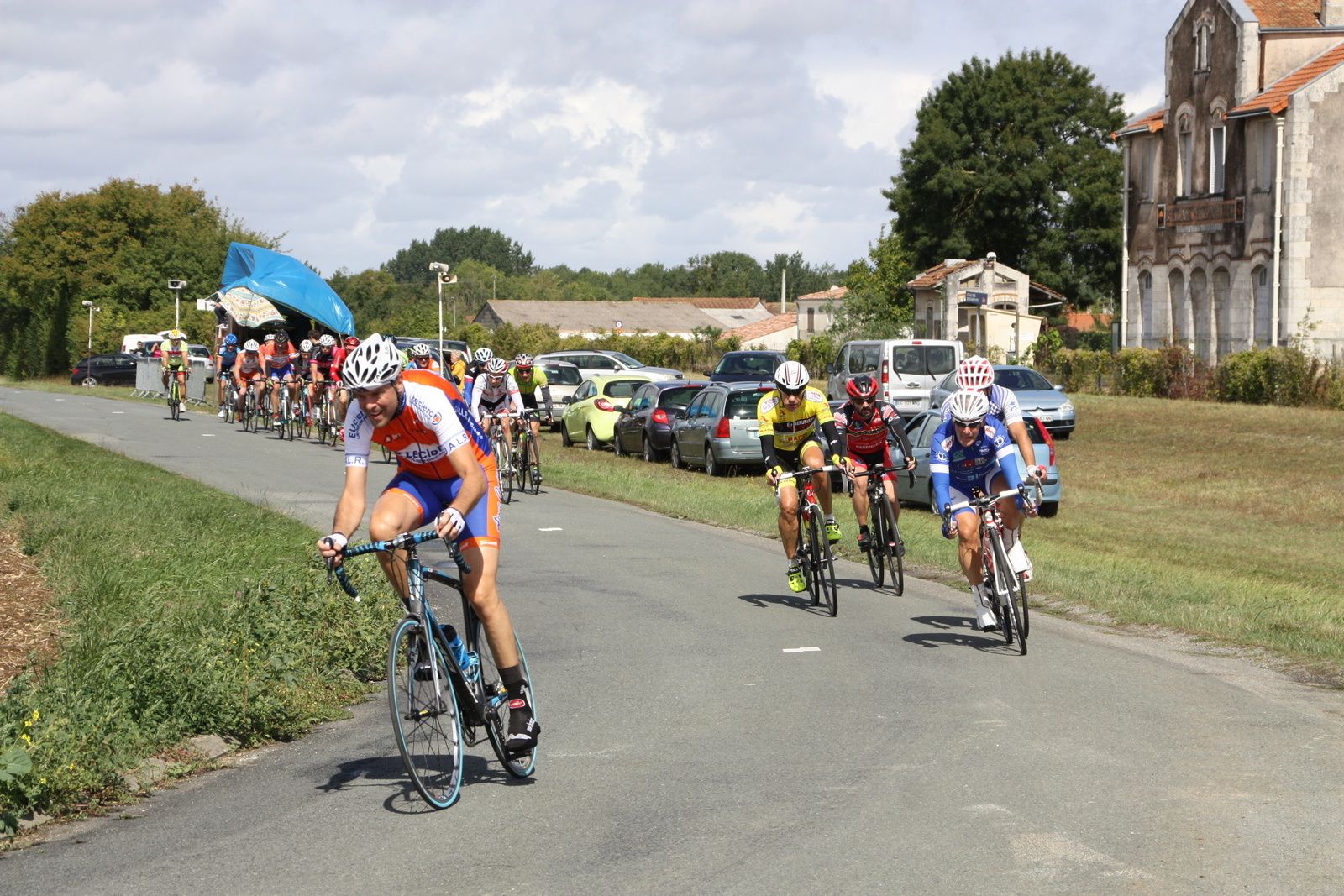 Le peloton regroupe est emmené par Christophe GRABKOWIAK le coureur du club organisateur.