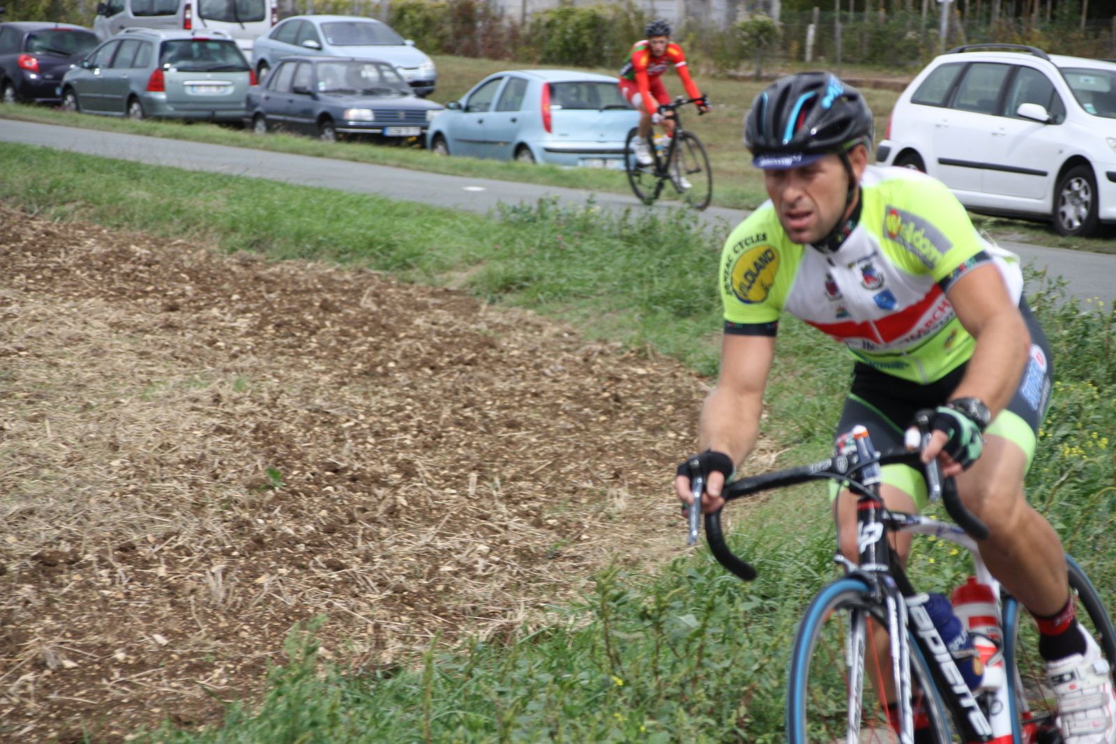 Le coureur de l'EC 3M est maintenant pris en chasse par Jean-Yves MICHAUD et Christophe DAVIAUD