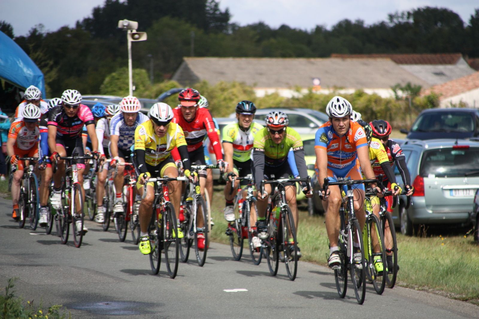 c'est maintenant Jérémy FELICITE qui est sortit seul sous la protection de son camarade de club en tête du peloton Ghislain GAILLARD