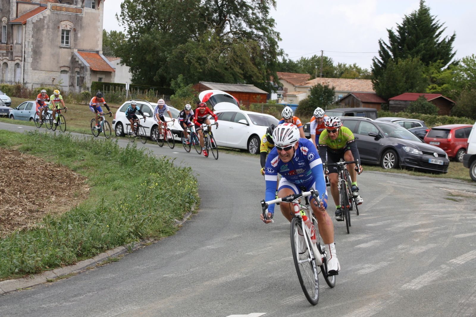 Le coureur de l'EC 3M est maintenant pris en chasse par Jean-Yves MICHAUD et Christophe DAVIAUD