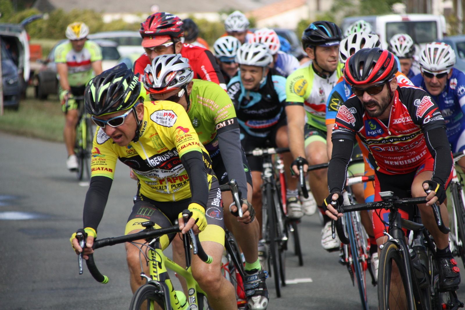 c'est maintenant Jérémy FELICITE qui est sortit seul sous la protection de son camarade de club en tête du peloton Ghislain GAILLARD