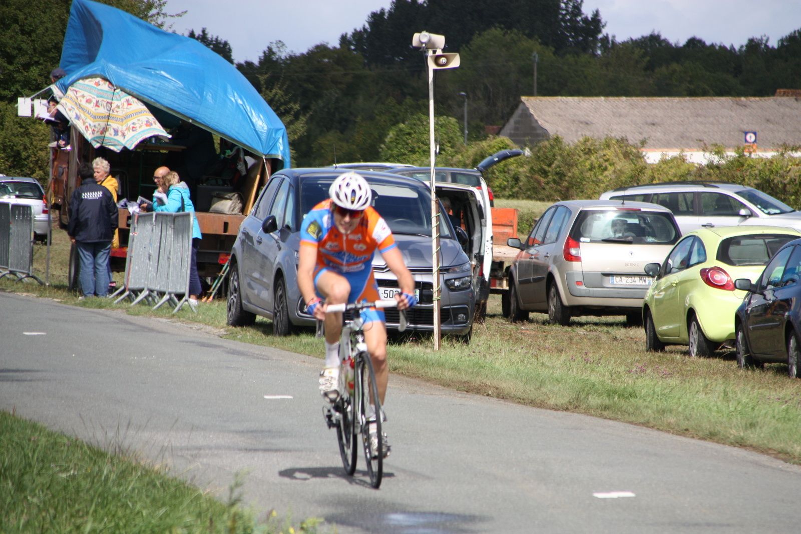 c'est maintenant Jérémy FELICITE qui est sortit seul sous la protection de son camarade de club en tête du peloton Ghislain GAILLARD