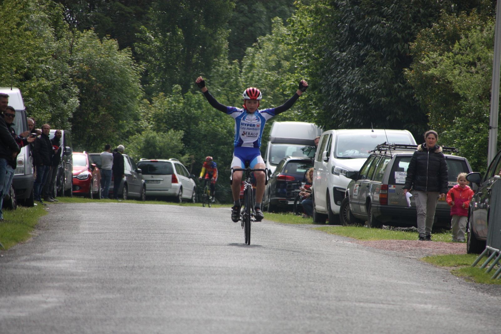 L'arrivée et la victoire pour Jean PREAUD(VC Les Herbiers)