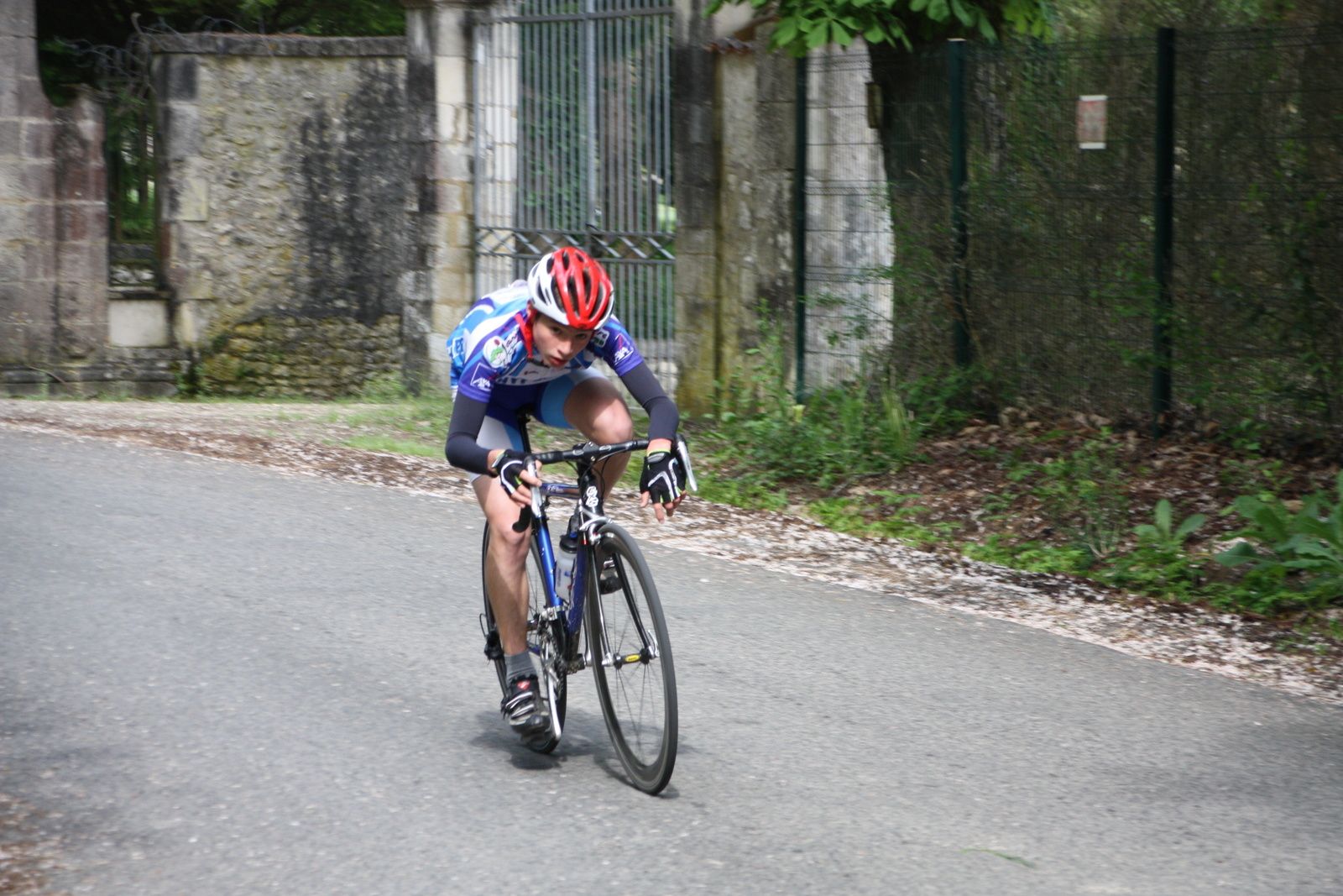 C'est maintenant un coureur du VC Les Herbiers qui vient de partir seul