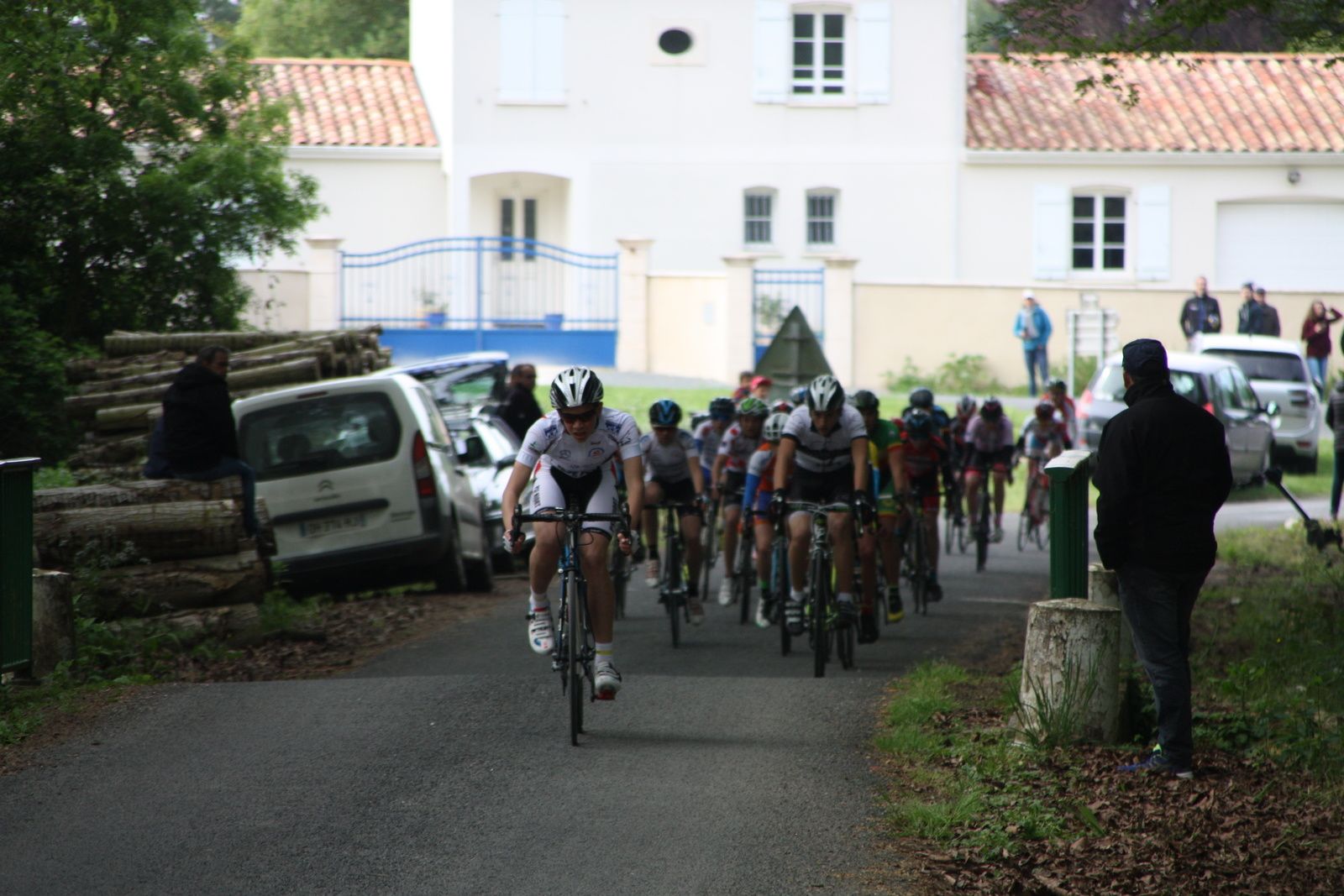 Un coureur de la P St Florent passe à l'attaque