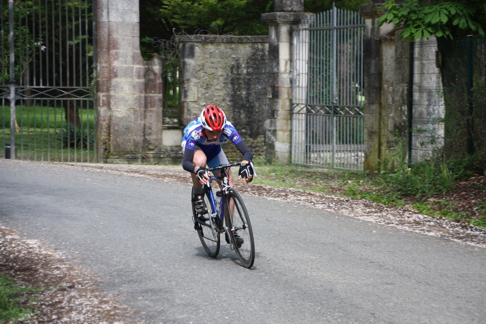 C'est maintenant un coureur du VC Les Herbiers qui vient de partir seul