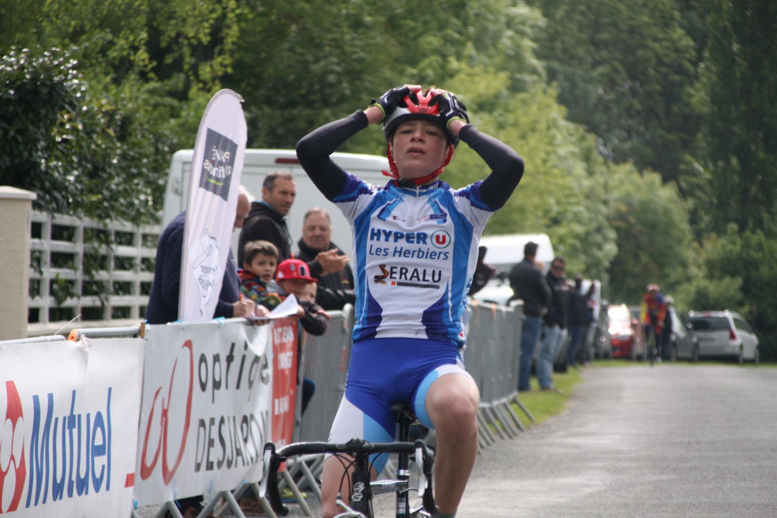 L'arrivée et la victoire pour Jean PREAUD(VC Les Herbiers)