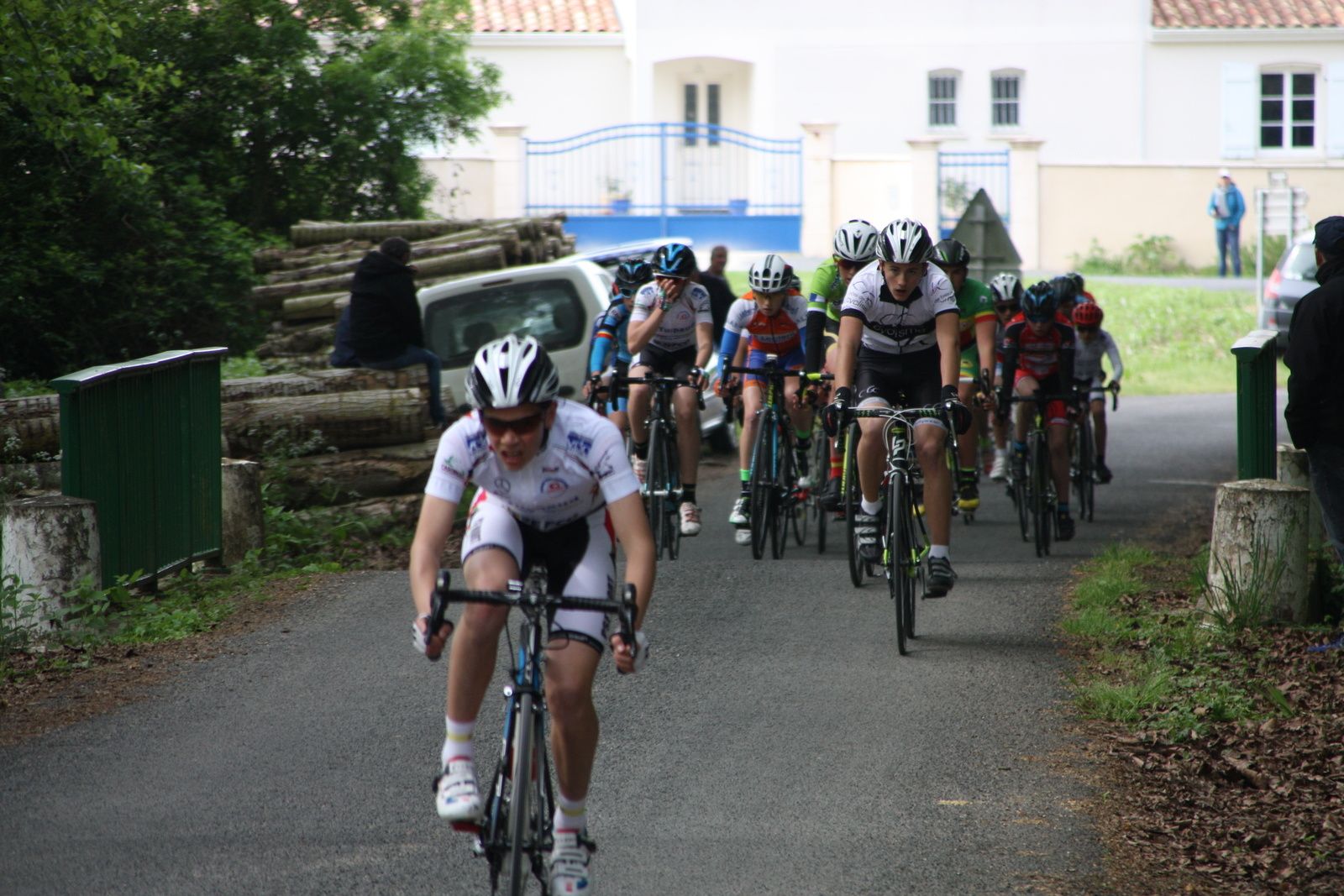 Un coureur de la P St Florent passe à l'attaque