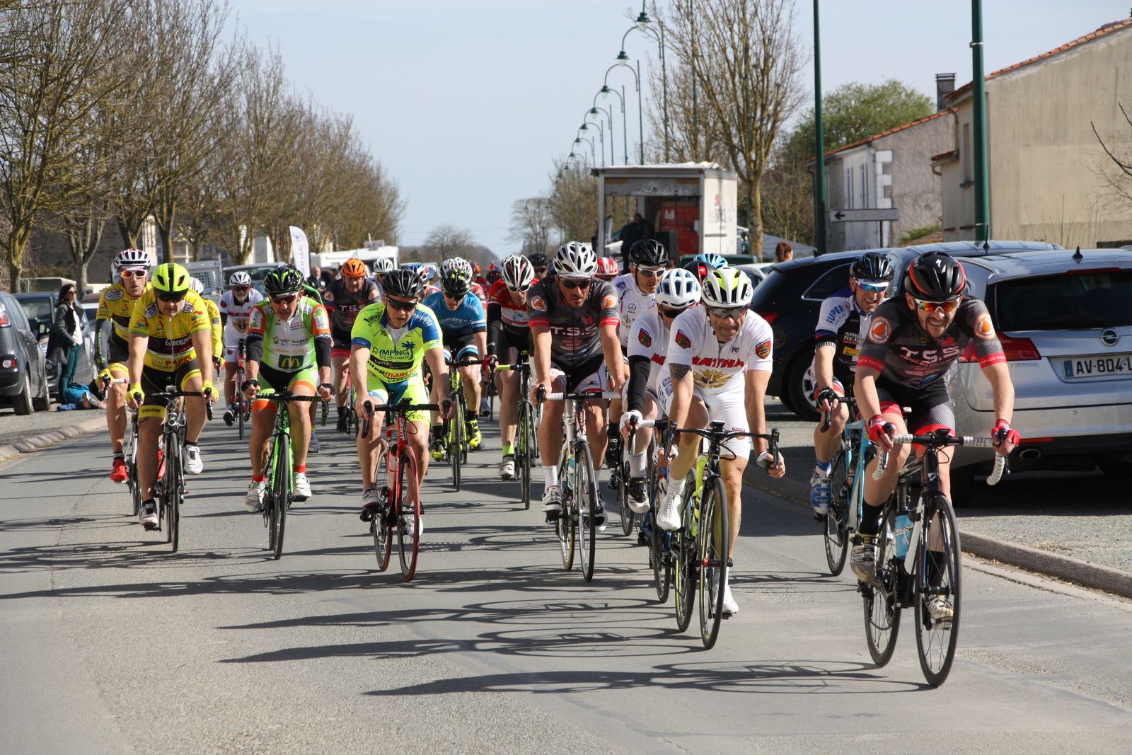 Il ne reste plus à l'avant que les 2 coureurs du T St Sauveur, Hervé BREQUE à été décroché