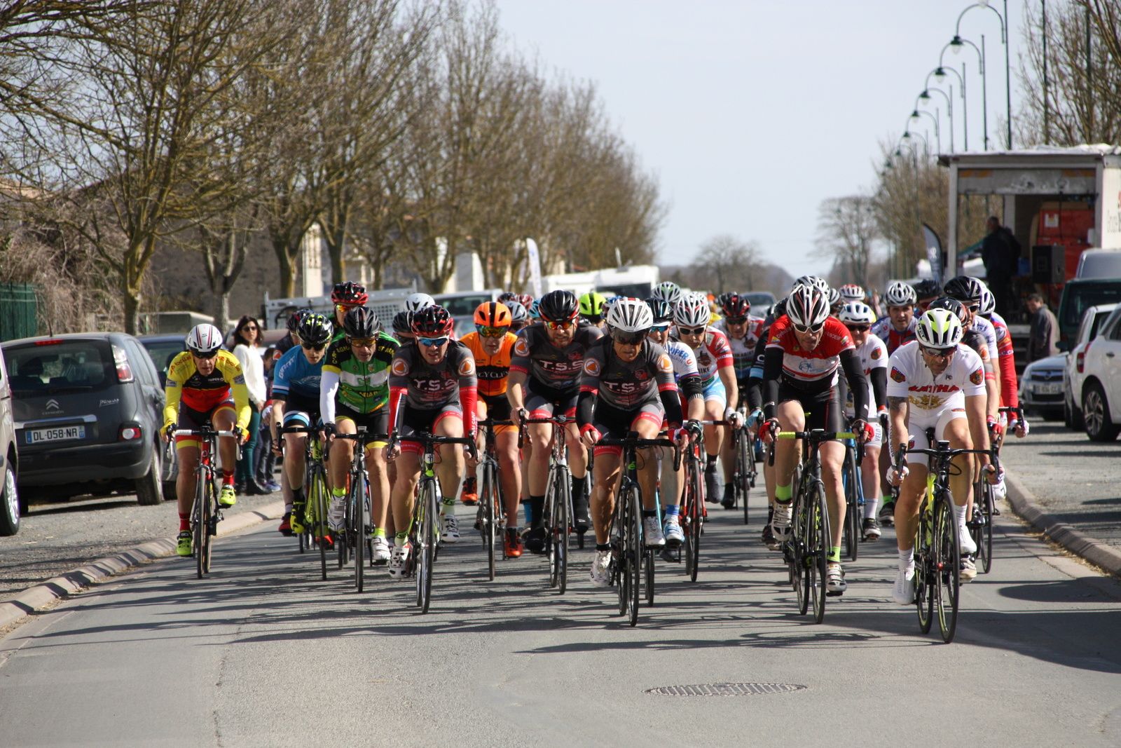 Toujours 3 en tête avec un coureur du club organisateur, peloton emmené par Didier PONT