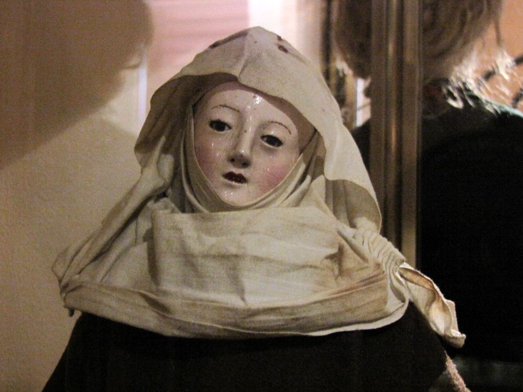 Poupée habillée en religieuse, musée du jouet de Poissy