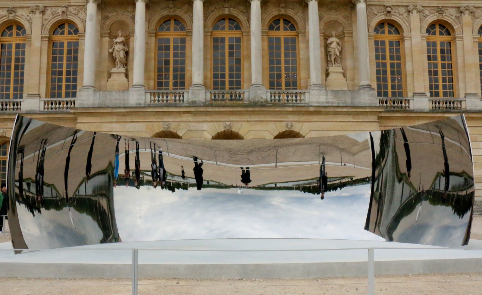 C-Curve d'Anish Kapoor dans les jardins de Versailles