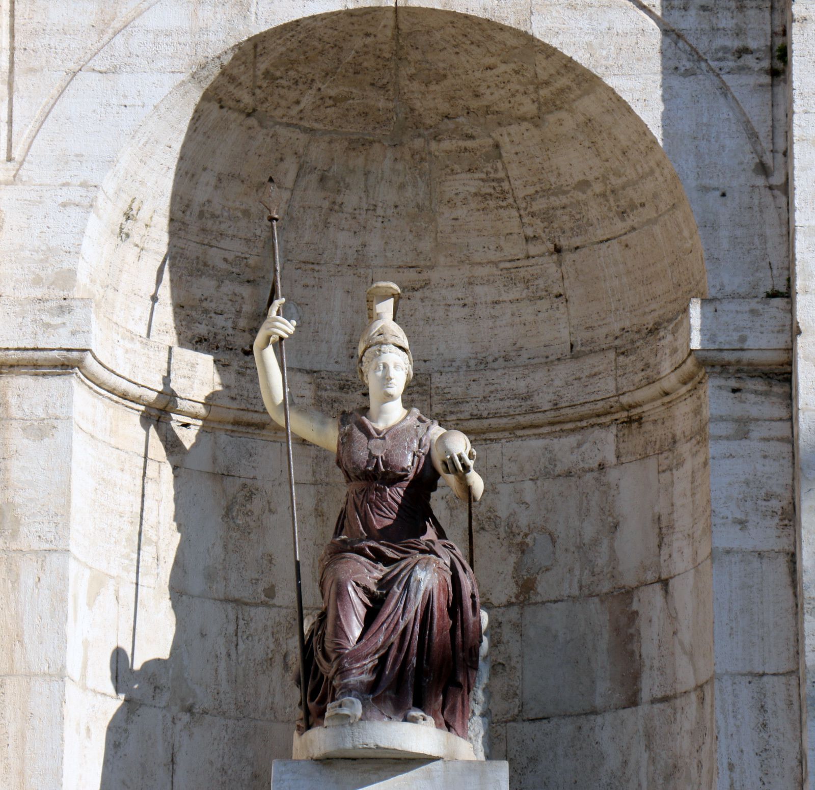 Statues de la fontaine du Palais des Sénateurs, place du Capitole (Rome)