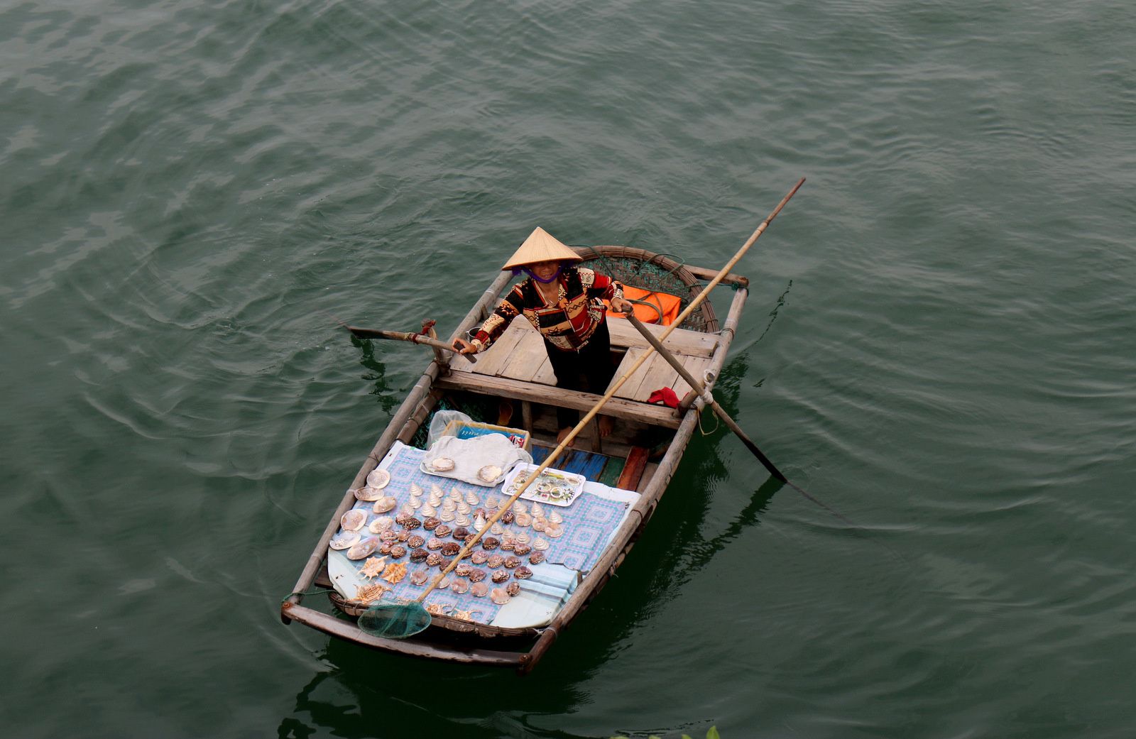 Embarcations légères, baie d'Ha Long (Vietnam)