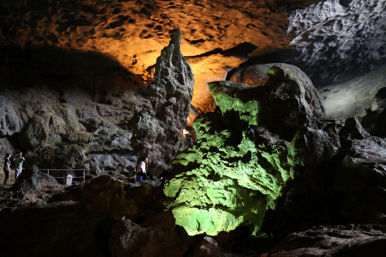  La grotte de Sửng Sốt (2/2), baie d'Halong au Vietnam
