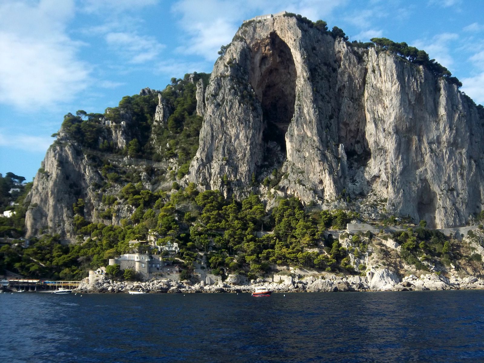 La côte auprès des Faraglioni, île de Capri 