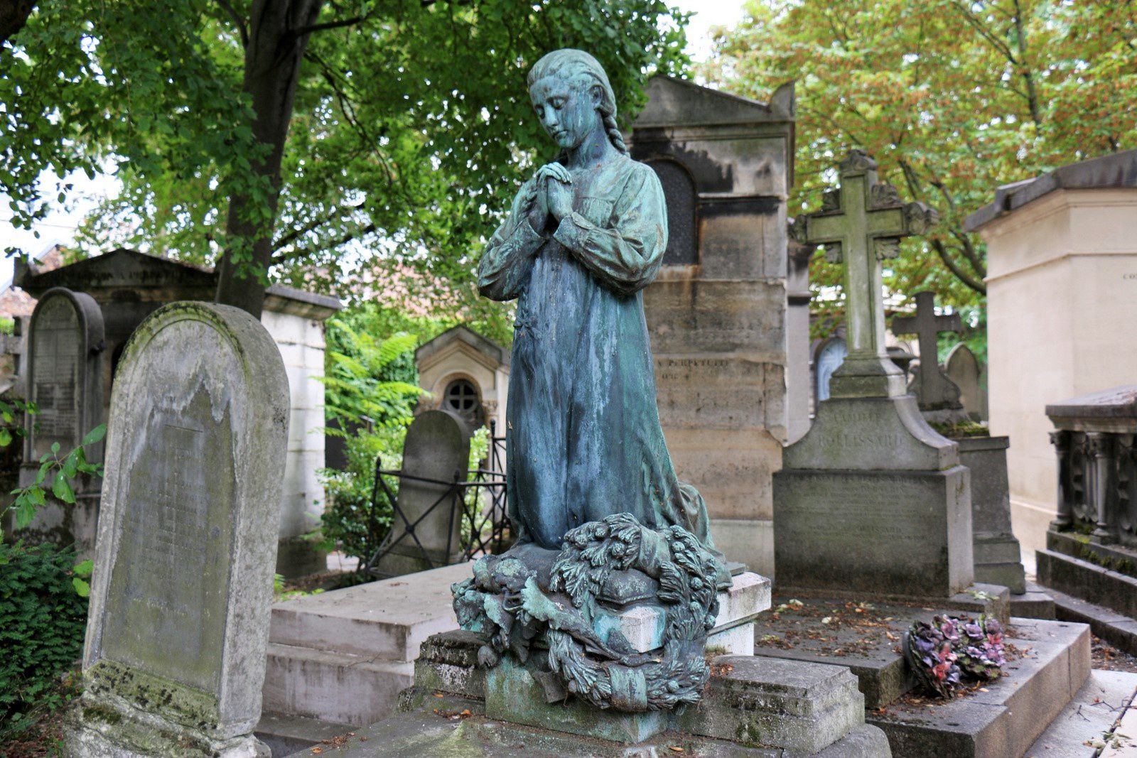 Henri Allouard est l’auteur de la sculpture sur sa tombe, Pater Noster (1899), qui a été fondue par A. Durenne 
