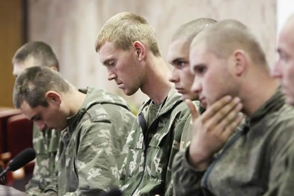 Des soldats russes capturés en territoire ukrainien, mercredi 27 août, à Kiev