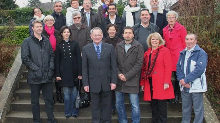 Michel Guérin (chemise et cravate bleues) entouré de ses collègues conseillers municipaux lors du dernier mandat. - (site web de la mairie de Saint-Alban-de-Roche)